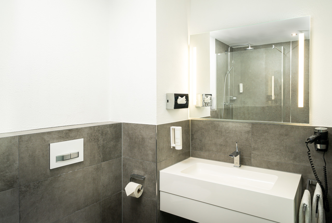 elaya-hotel-hannover-city-standard-doppelzimmer-waschbecken Geräumiges Badezimmer im Doppelzimmer im elaya hotel hannover city