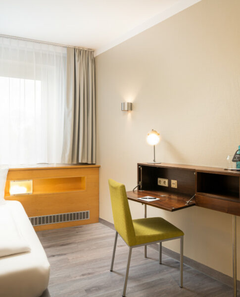 elaya-hotel-hannover-city-standard-einzelzimmer-fernseher Ausreichend Platz für Alleinreisende bietet das Einzelzimmer im elaya hotel hannover city