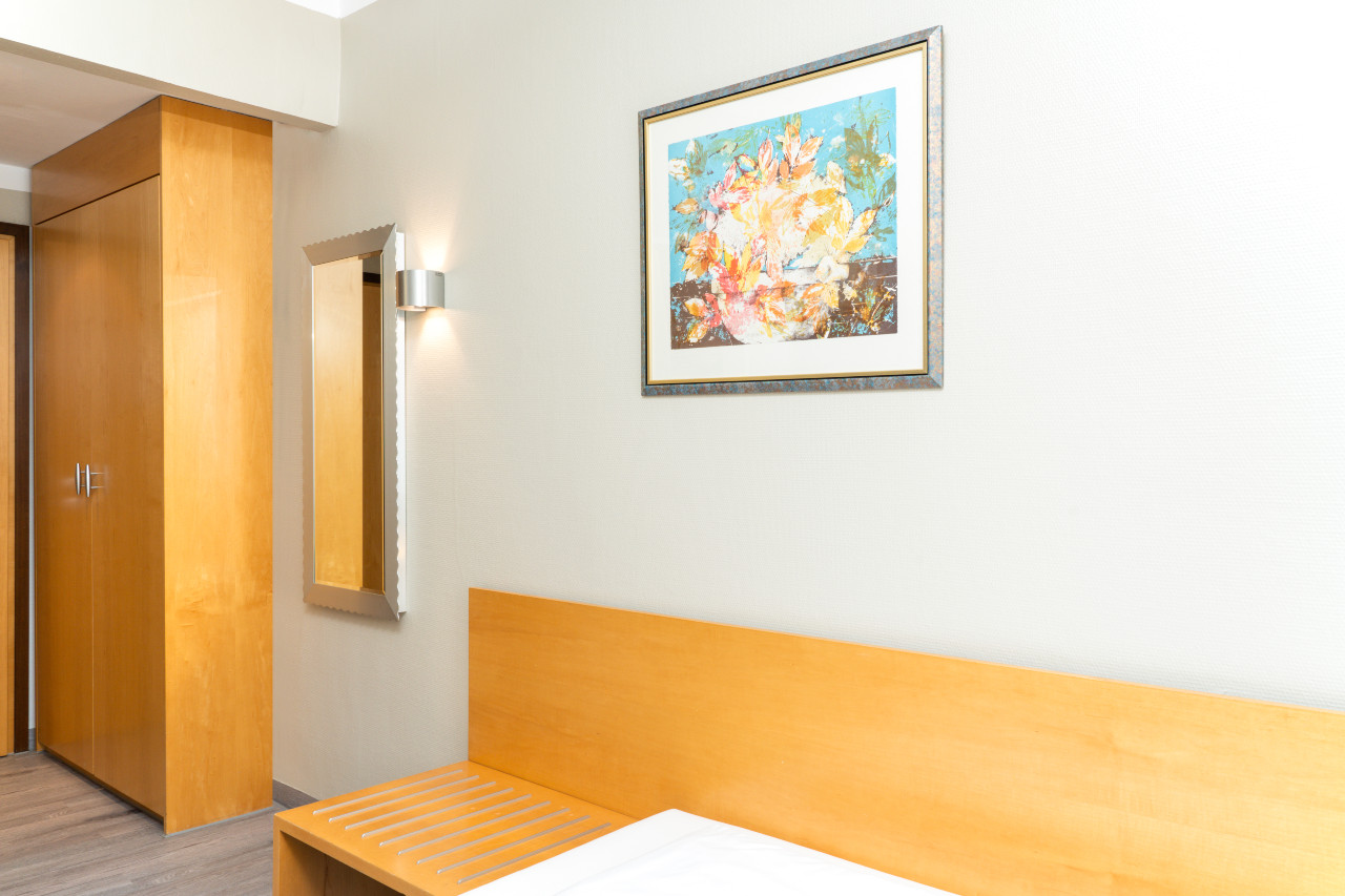 elaya-hotel-hannover-city-standard-einzelzimmer-schrank Hotelzimmer in der Innenstadt von Hannover
