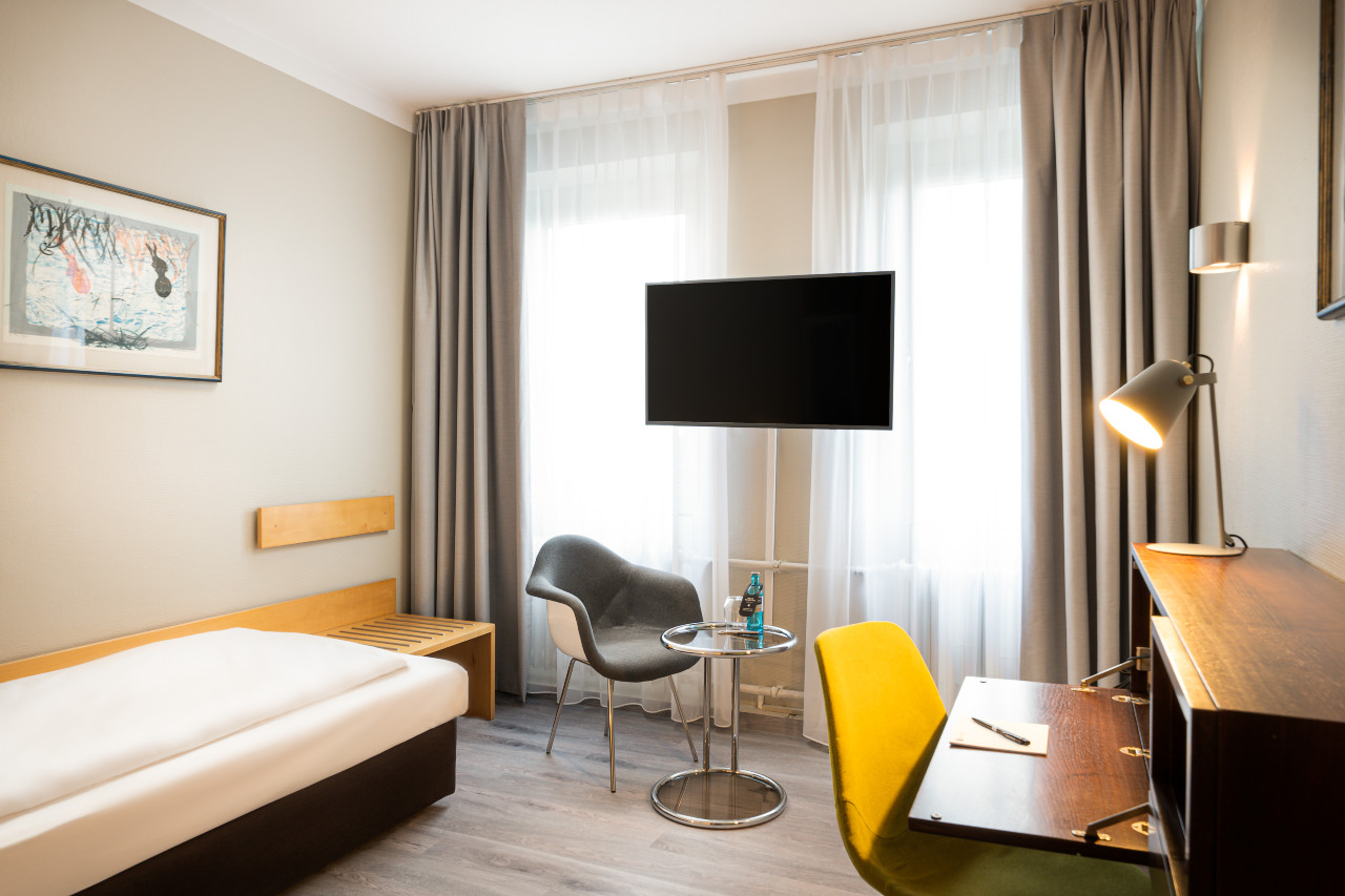 Schreibtisch und Fernseher im elaya hotel hannover city