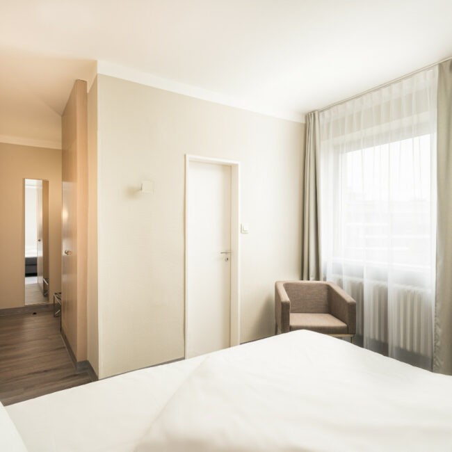 elaya-hotel-hannover-city-superior-einzelzimmer-ausstattung Ansicht des superior Einzelzimmers im elaya hotel hannover city