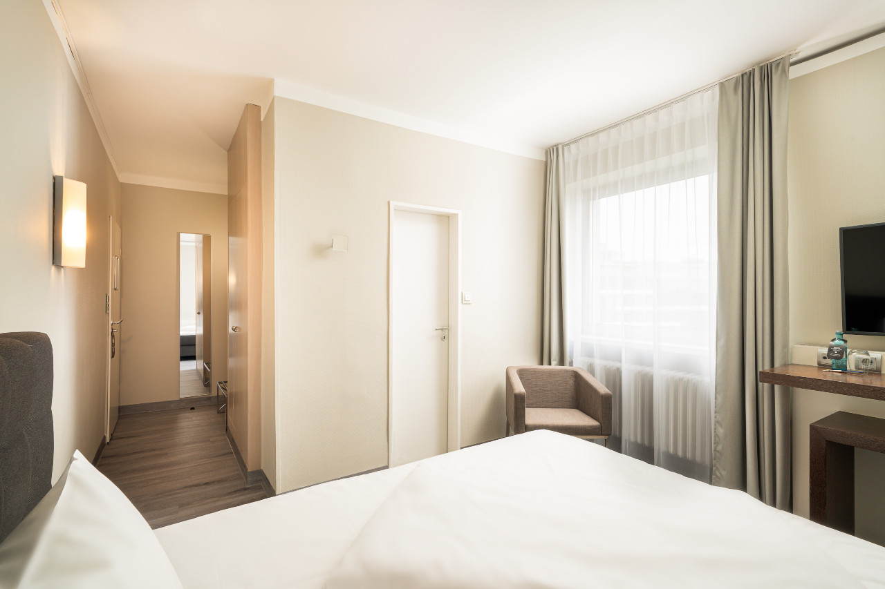 elaya-hotel-hannover-city-superior-einzelzimmer-ausstattung Ansicht des superior Einzelzimmers im elaya hotel hannover city
