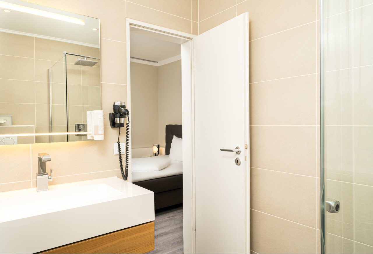 elaya-hotel-hannover-city-superior-einzelzimmer-bad Bdaezimmer im superior Einzelzimmer im elaya hotel hannover city