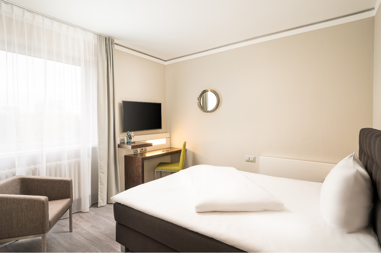 elaya-hotel-hannover-city-superior-einzelzimmer-fernseher Moderne einrichtung im elaya hotel hannover city