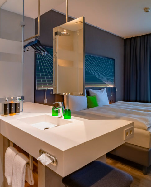 elaya-hotel-kevelaer-standard-doppelimmer-badezimmer Das offene Badezimmer im elaya hotel kevelaer
