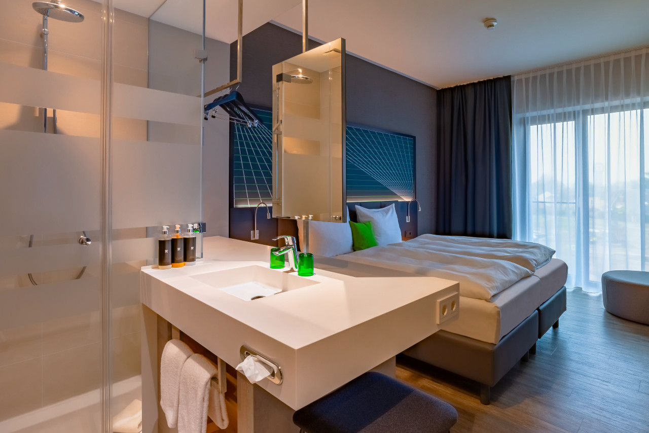 elaya-hotel-kevelaer-standard-doppelimmer-badezimmer Das offene Badezimmer im elaya hotel kevelaer