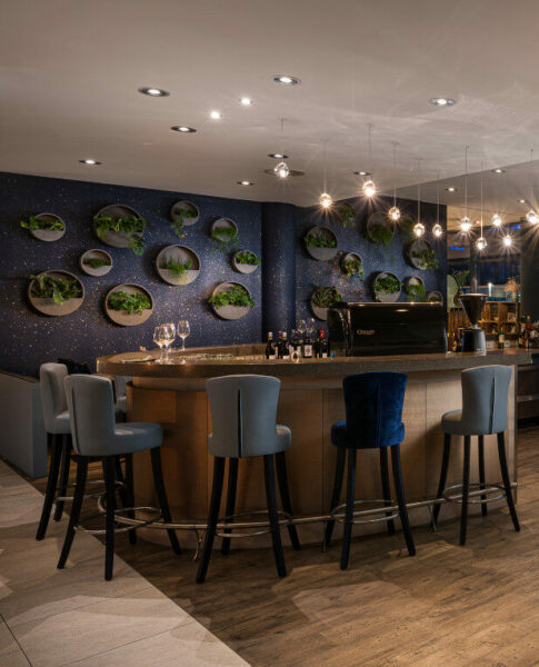 elaya-hotel-kleve-bar-licht Die moderne Bar im elaya hotel kleve