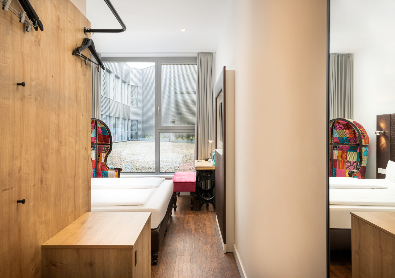 elaya-hotel-leipzig-city-center-standard-doppelimmer-gaderrrobe Gaderrobe in einem Doppelzimmer im elaya hotel leipzig city center