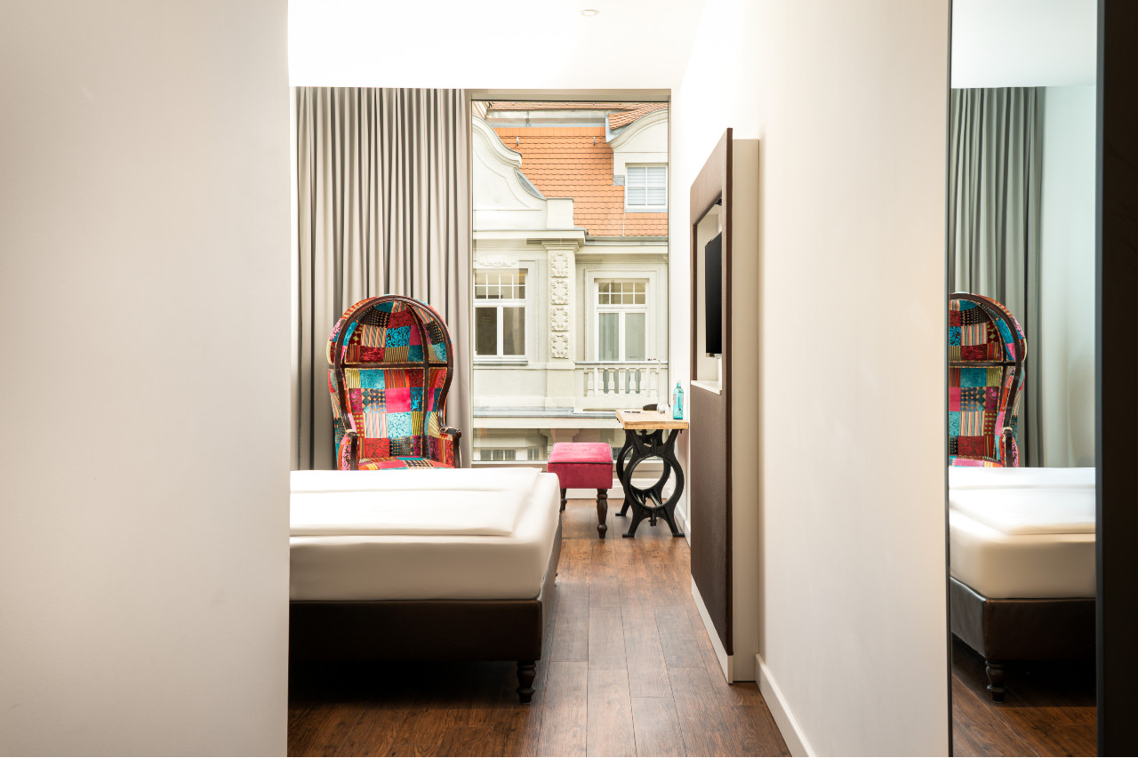 elaya-hotel-leipzig-city-center-standard-doppelzimmer-eingang Eingang in ein Doppelzimmer im elaya hotel leipzig city center