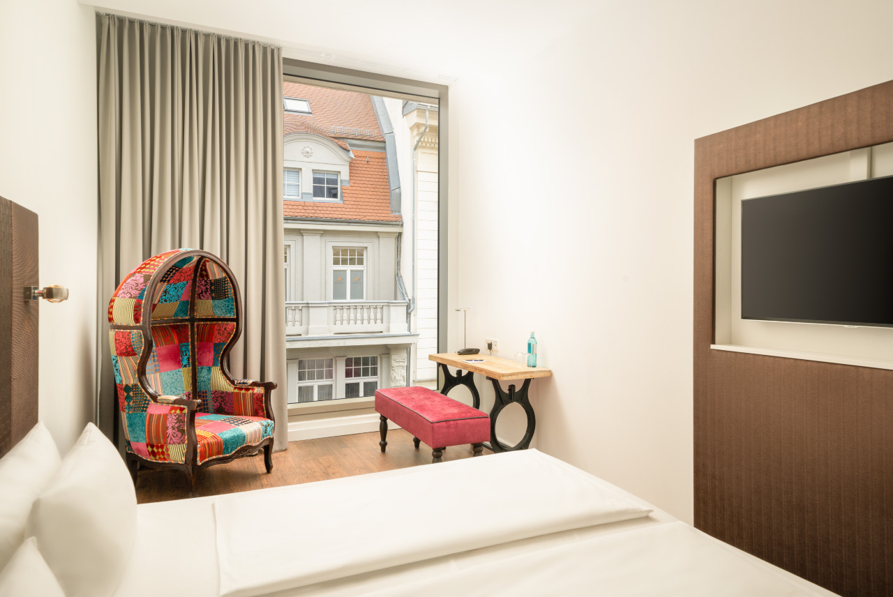 Ein Standard Doppelzimmer im elaya hotel leipzig city center