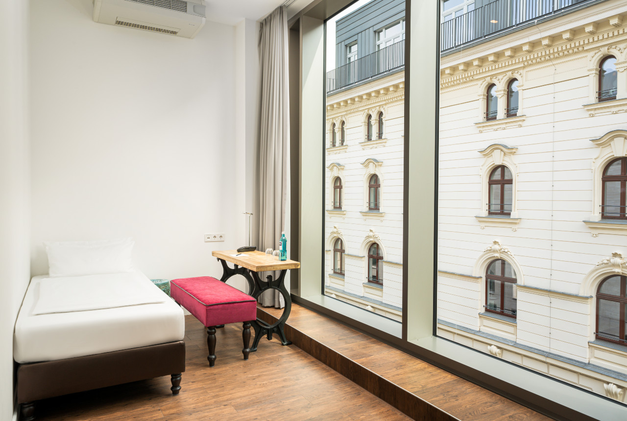 elaya-hotel-leipzig-city-center-standard-dreibettzimmer-bett Hotel im Zentrum von Leipzig: das elaya hotel leipzig city center