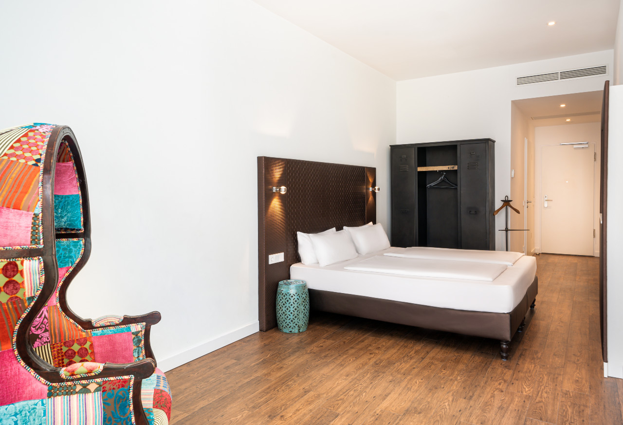 elaya-hotel-leipzig-city-center-standard-dreibettzimmer-doppelbett Standard Dreibettzimmer im elaya hotel leipzig city center