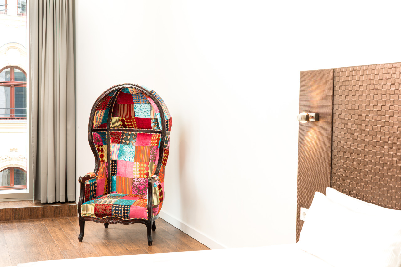 Elegantes Design in einem Dreibettzimmer im elaya hotel leipzig city center