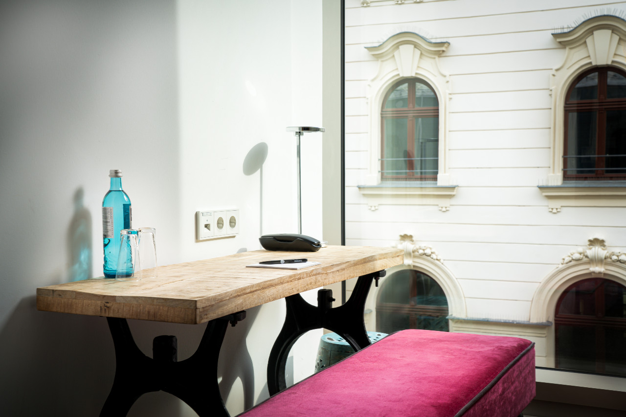 elaya-hotel-leipzig-city-center-standard-vierbettimmer-sitzgelegenheit Sitzgelegenheit im elaya hotel leipzig city center