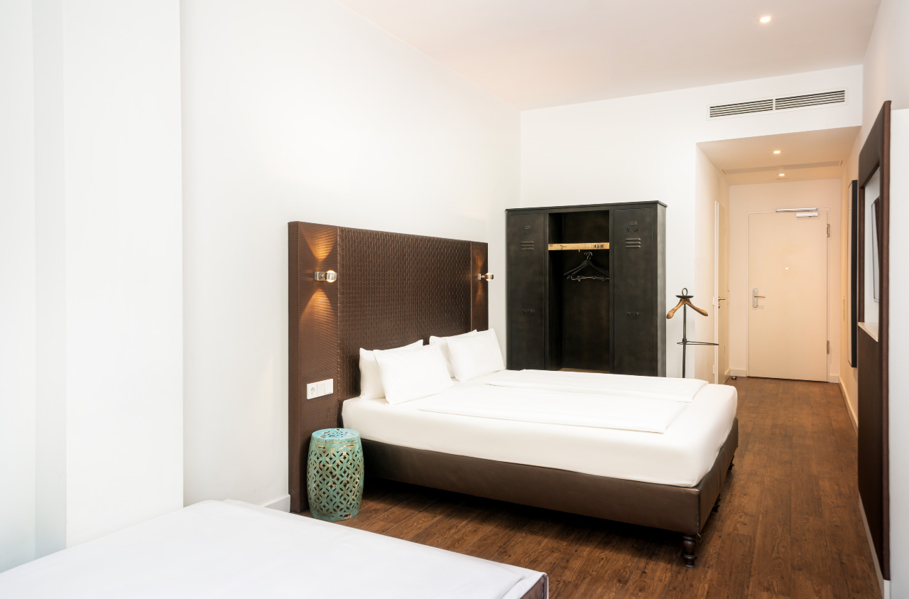 elaya-hotel-leipzig-city-center-standard-vierbettzimmer-betten Ein Vierbettzimmer im elaya hotel leipzig city center