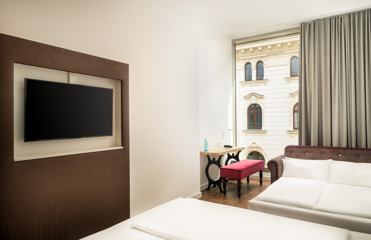 elaya-hotel-leipzig-city-center-standard-vierbettzimmer-einrichtung Platz für vier in einem Vierbettzimmer im elaya hotel leipzig city center