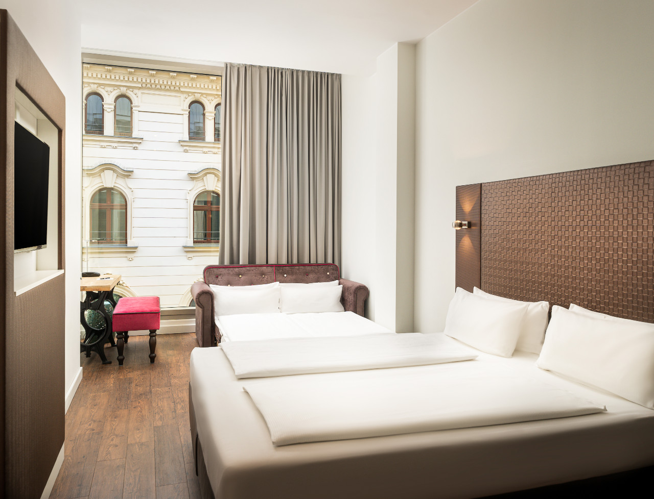 elaya-hotel-leipzig-city-center-standard-vierbettzimmer Modernes Design in einem Vierbettzimmer im elaya hotel leipzig city center
