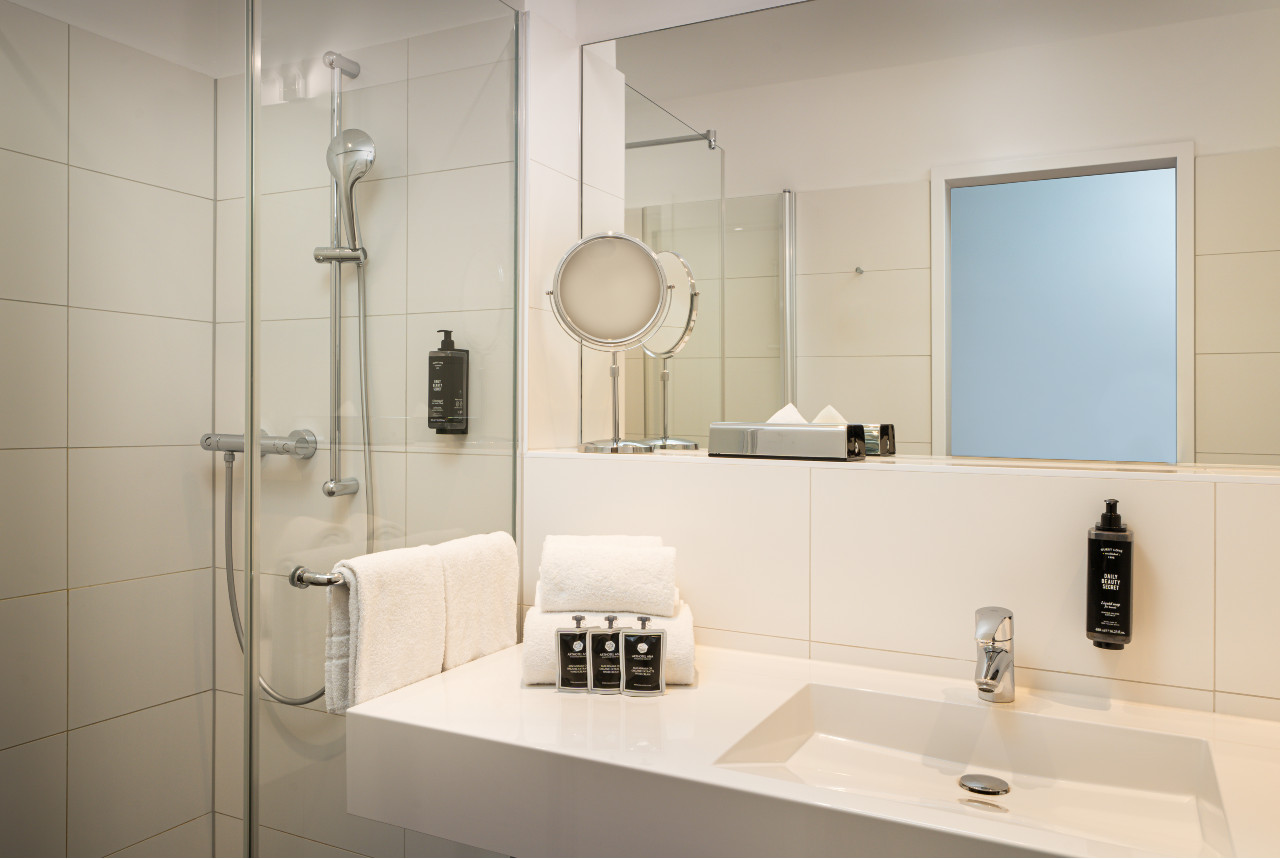 elaya-hotel-leipzig-city-center-standard-vierbetzimmer-badezimmer Badezimmer in einem Vierbettzimmer im elaya hotel leipzig city center