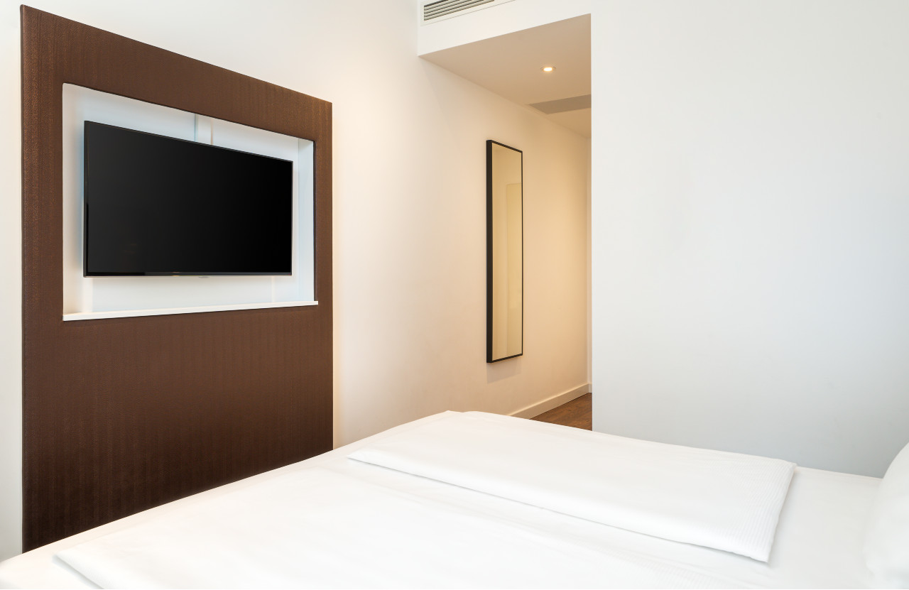 elaya-hotel-leipzig-city-center-superior-doppelzimmer-fernseher Ein Superior Doppelzimmer im elaya hotel leipzig city center