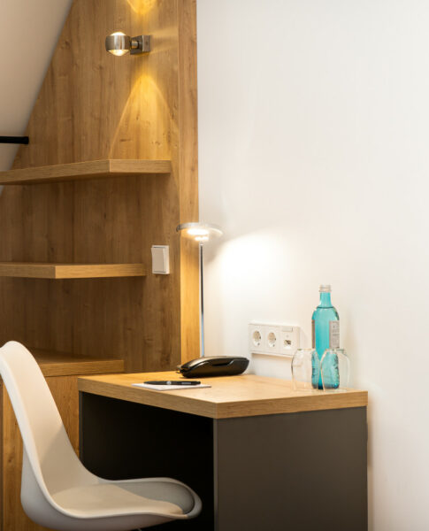 Platz zum arbeiten bietet ein Schreibtisch im Doppelzimmer im elaya hotel leipzig city center
