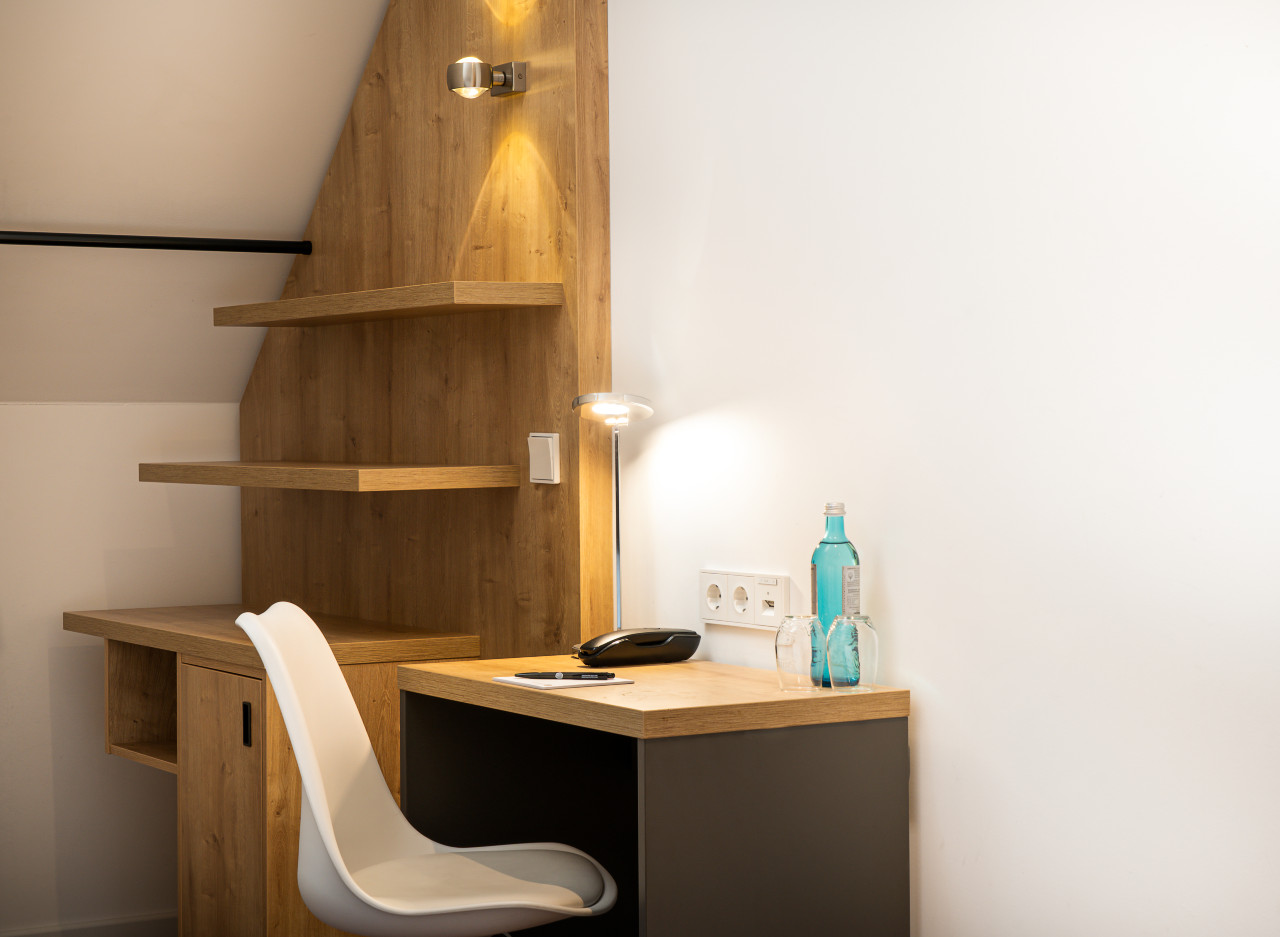 elaya-hotel-leipzig-city-center-superior-doppelzimmer-schreibtisch Platz zum arbeiten bietet ein Schreibtisch im Doppelzimmer im elaya hotel leipzig city center