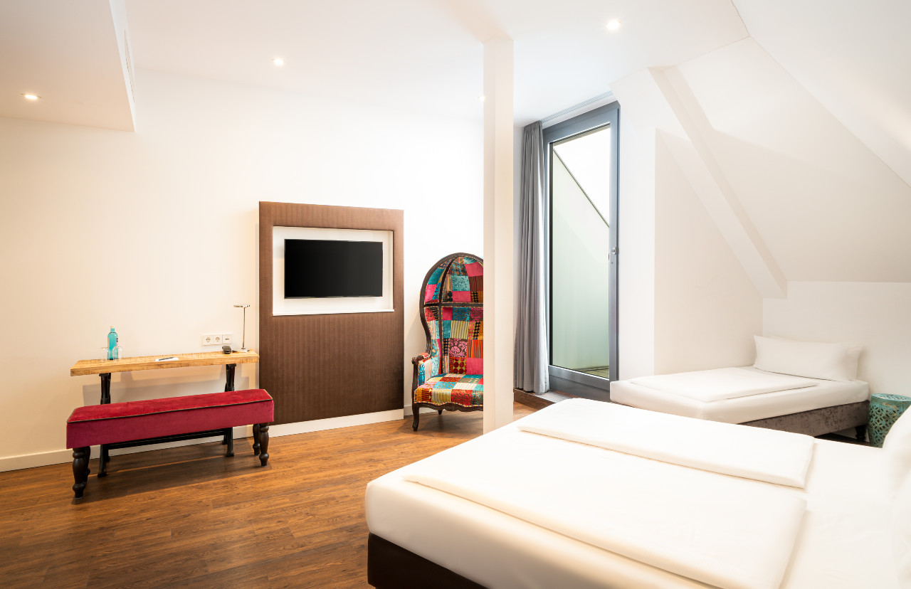 elaya-hotel-leipzig-city-center-superior-dreibettzimmer-doppelbett-einzelbett Platz für drei im Superior Dreibettzimmer im elaya hotel leipzig city center