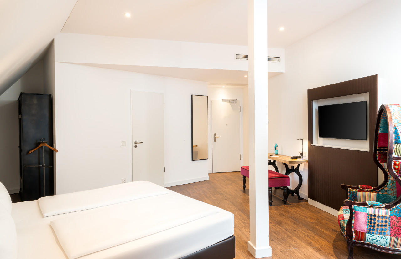 elaya-hotel-leipzig-city-center-superior-dreibettzimmer-doppelbett-sitzgelegenheit Viel Platz bietet ein Dreibettzimmer im elaya hotel leipzig city center