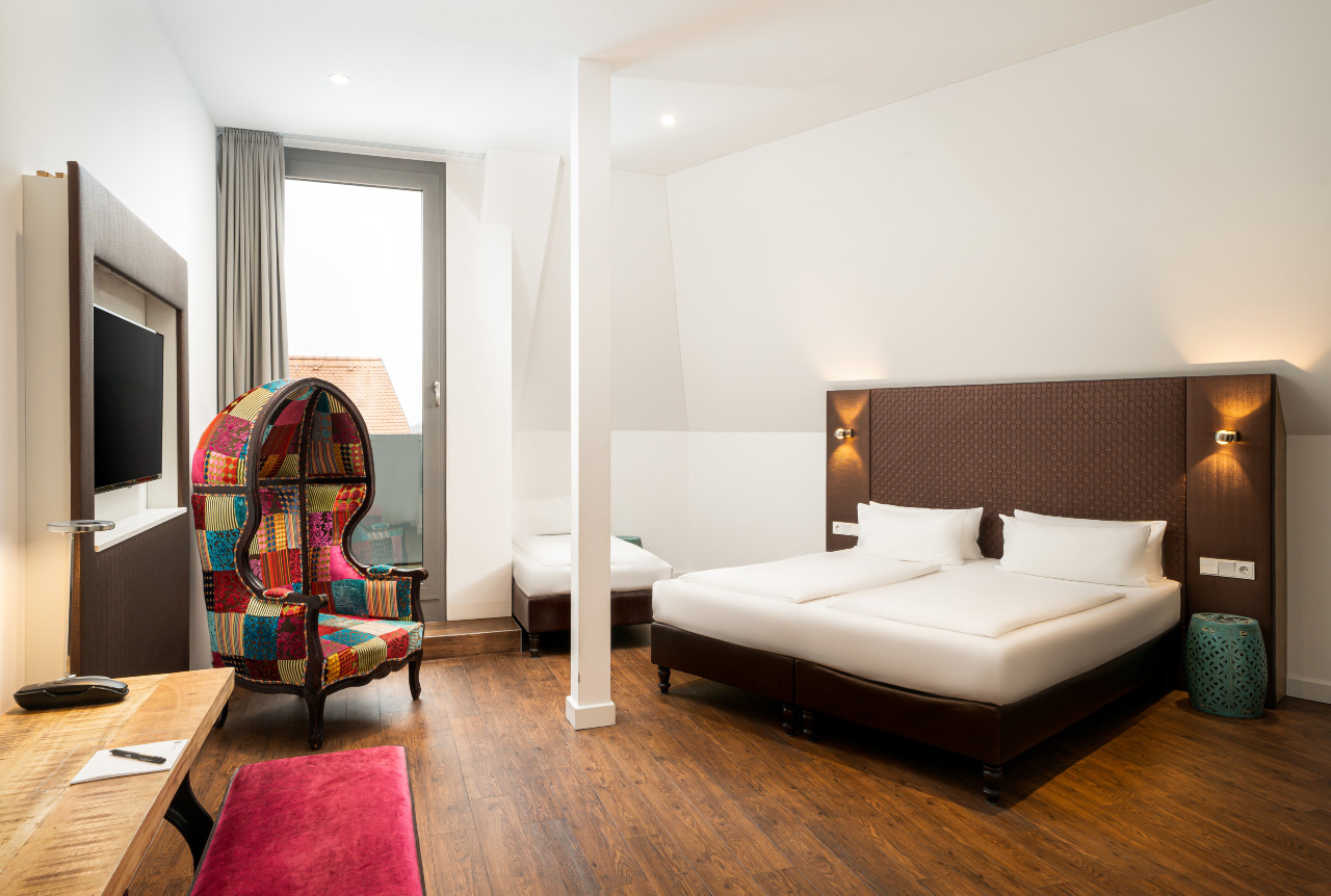 elaya-hotel-leipzig-city-center-superior-dreibettzimmer-einrichtung Ein Zimmer der Kategorie Superior im elaya hotel leipzig city center