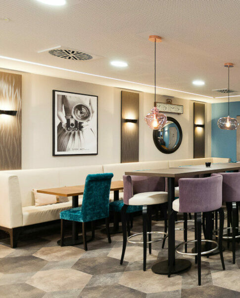 elaya-hotel-munich-city-fruehstueck-restaurant-sitzmoeglichkeiten Einaldender Frühstücksbereich im elaya hotel munich city