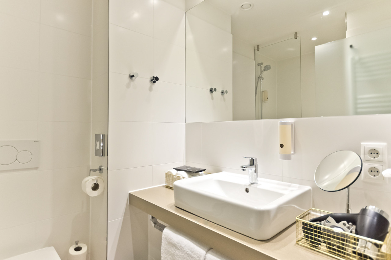 Badezimmer in einem Doppelzimmer im elaya hotel munich city