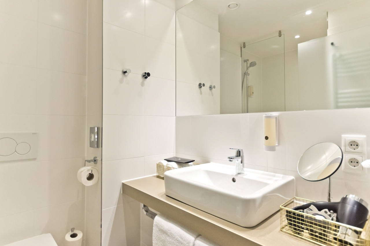 elaya-hotel-munich-city-standard-doppelzimmer-badezimmer-detail Badezimmer in einem Doppelzimmer im elaya hotel munich city