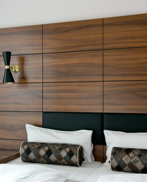 elaya-hotel-munich-city-standard-doppelzimmer-doppelbett-deko Elegantes Design im elaya hotel munich city