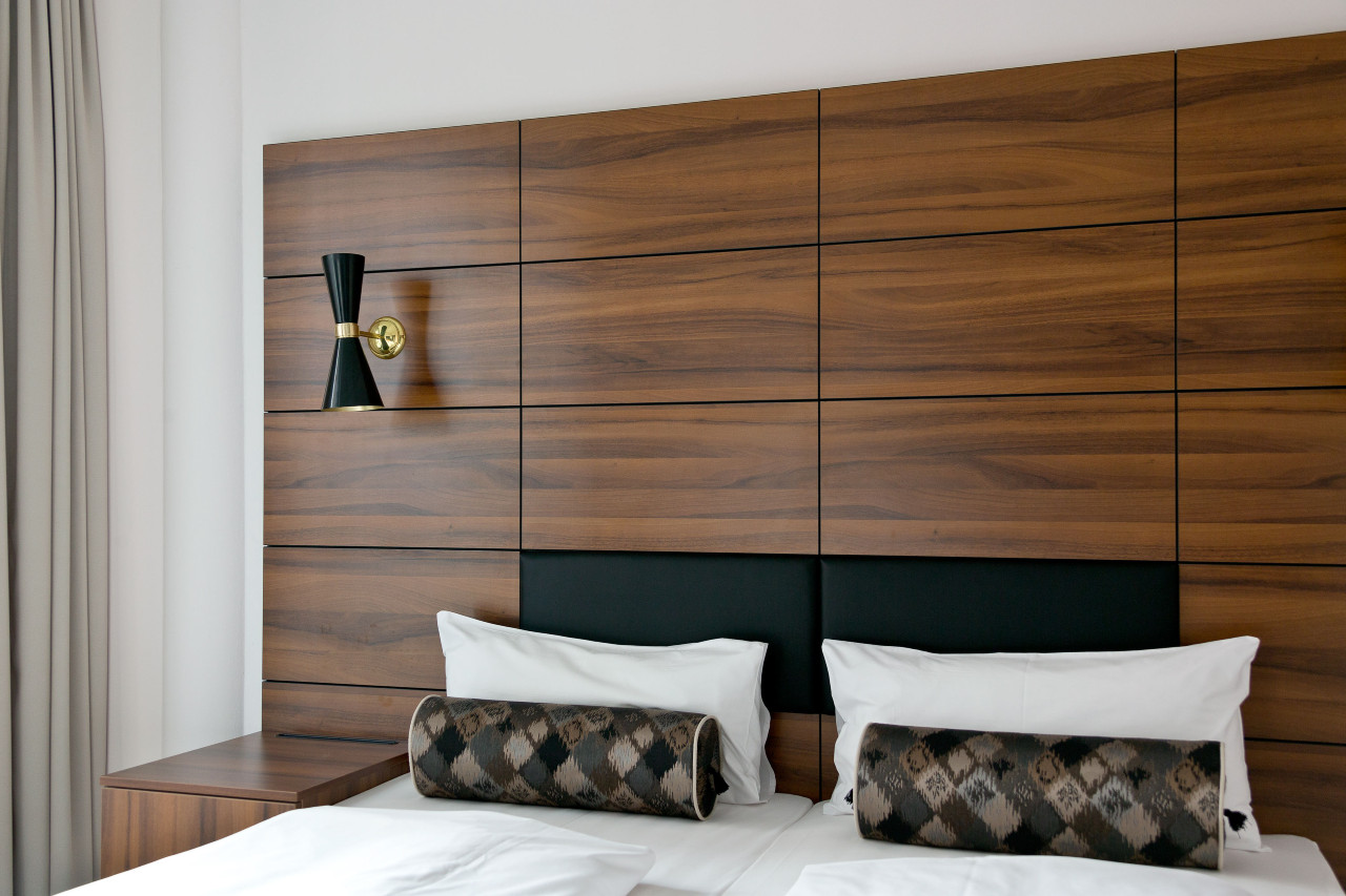 elaya-hotel-munich-city-standard-doppelzimmer-doppelbett-deko Elegantes Design im elaya hotel munich city