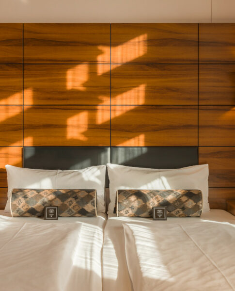 elaya-hotel-munich-city-standard-doppelzimmer-holzdeko Schöne Holzdekoration im elaya hotel munich city