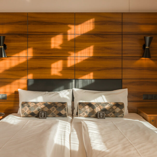 elaya-hotel-munich-city-standard-doppelzimmer-holzdeko Schöne Holzdekoration im elaya hotel munich city
