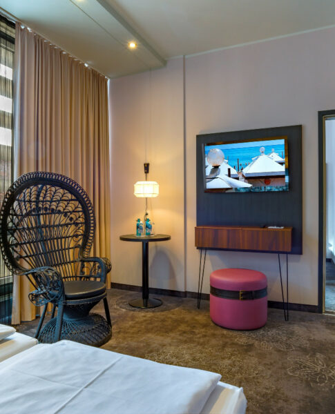 elaya-hotel-munich-city-standard-doppelzimmer-mit-verbidndungstuer Über die Verbindungstür lassen sich zwei Doppelzimmer im elaya hotel munich city verbinden.