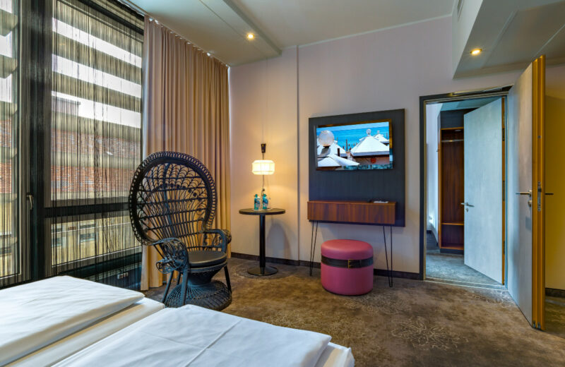 Über die Verbindungstür lassen sich zwei Doppelzimmer im elaya hotel munich city verbinden.