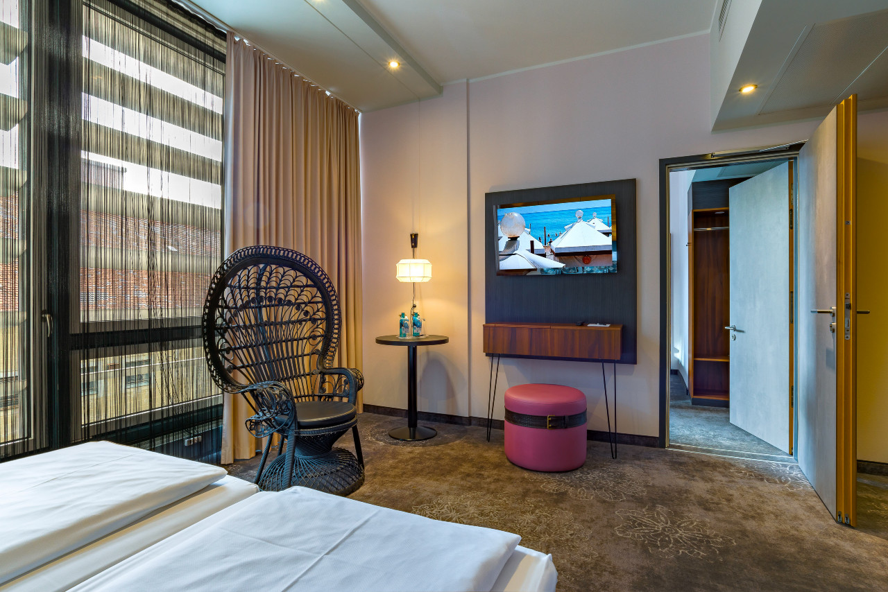 elaya-hotel-munich-city-standard-doppelzimmer-mit-verbidndungstuer Über die Verbindungstür lassen sich zwei Doppelzimmer im elaya hotel munich city verbinden.