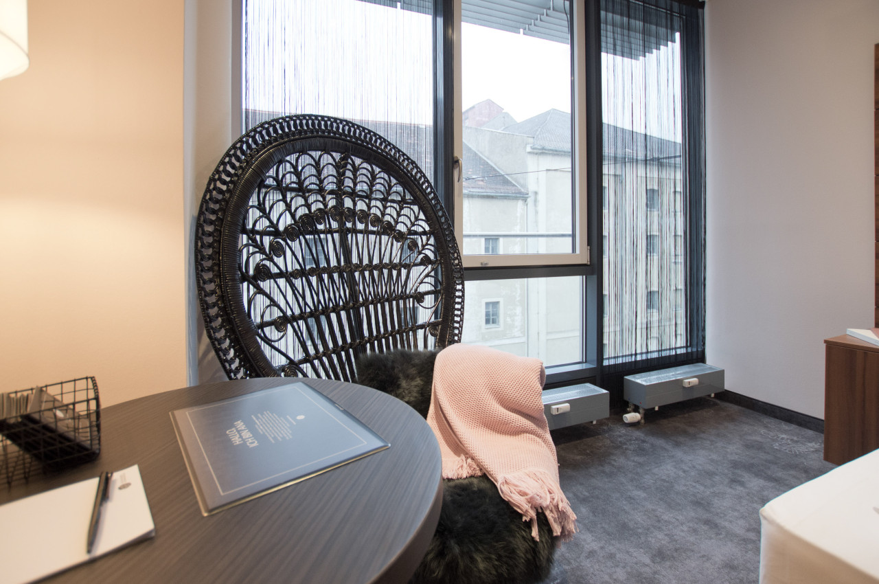 elaya-hotel-munich-city-standard-doppelzimmer-sitzgelegenheit Mitten in der Maxvorstadt: das elaya hotel munich city