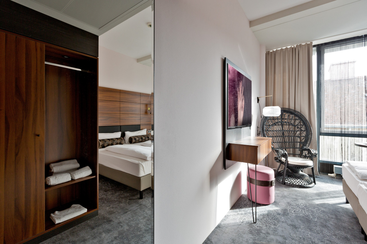 elaya-hotel-munich-city-standard-doppelzimmer-spiegel Standard Doppelzimmer im elaya hotel munich city