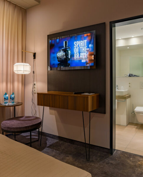elaya-hotel-munich-city-superior-doppelzimmer-bad-zimmer Gemütliches Ambiente in einem Doppelzimmer im elaya hotel munich city