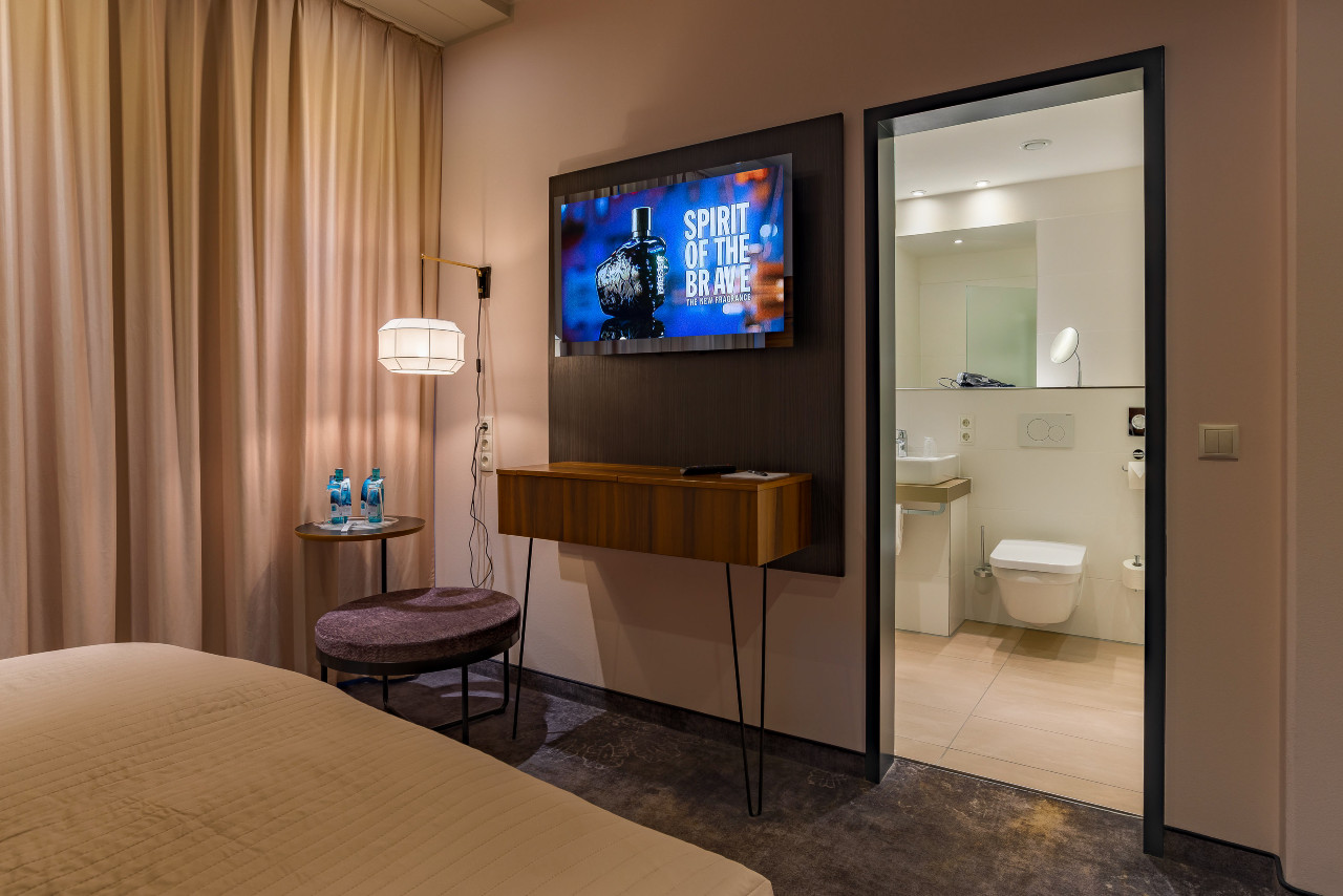 elaya-hotel-munich-city-superior-doppelzimmer-bad-zimmer Gemütliches Ambiente in einem Doppelzimmer im elaya hotel munich city