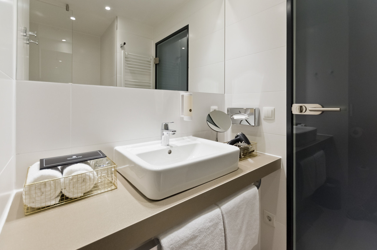 elaya-hotel-munich-city-superior-doppelzimmer-badezimmer Badezimmer in einem Zimmer der Kategorie Superior im elaya hotel munich city