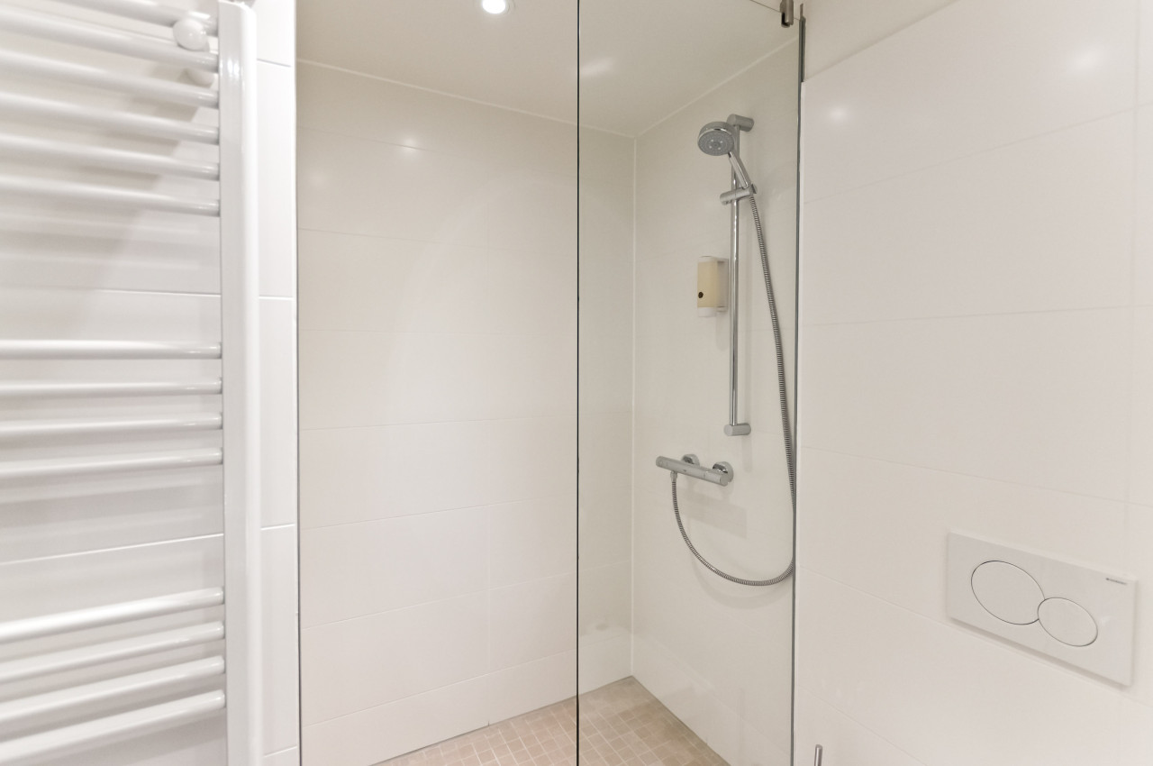 elaya-hotel-munich-city-superior-doppelzimmer-dusche Badezimmer im elaya hotel munich city
