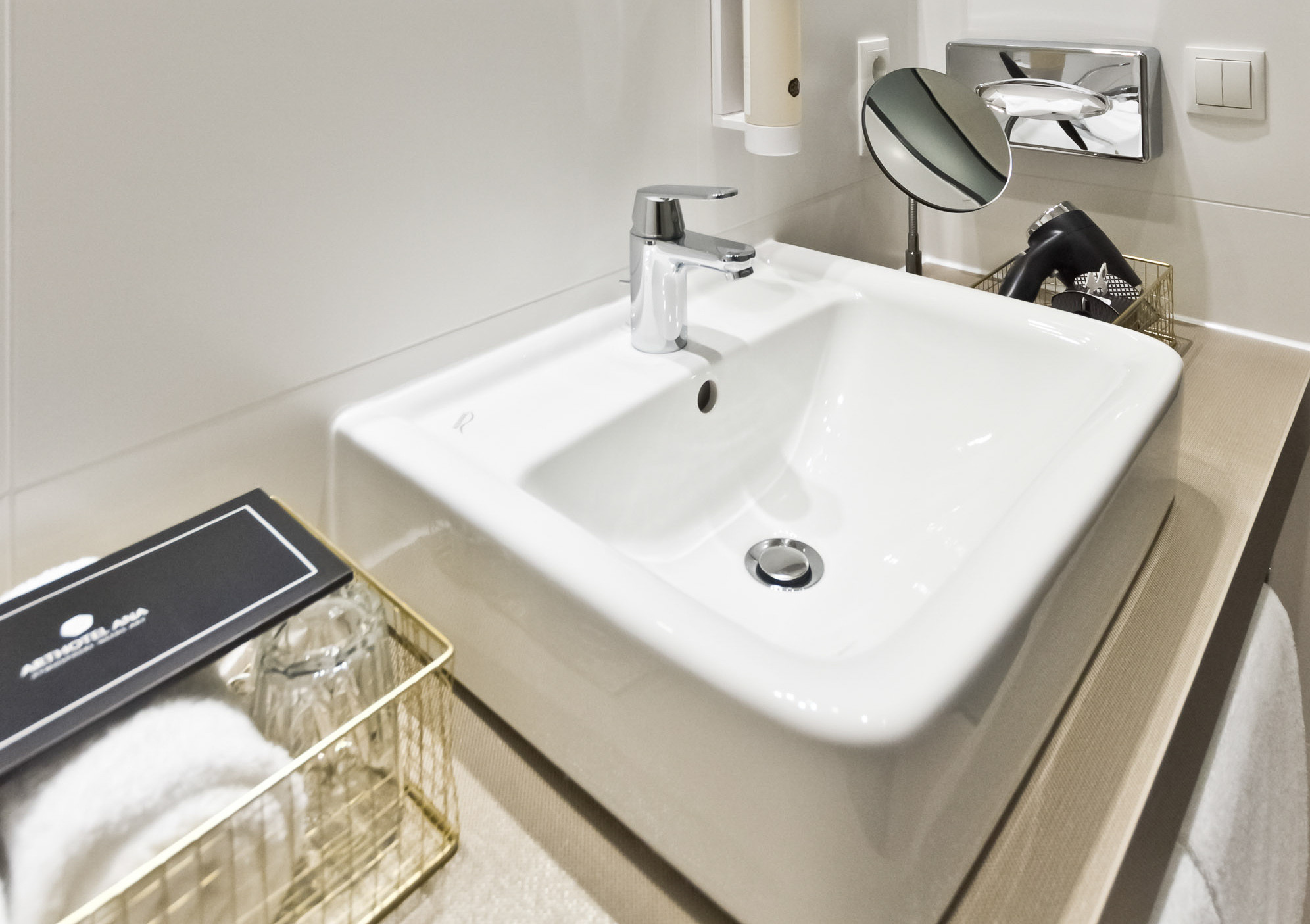 elaya-hotel-munich-city-superior-doppelzimmer-waschbecken Waschbecken in einem Zimmer der Kategorie Superior im elaya hotel munich city
