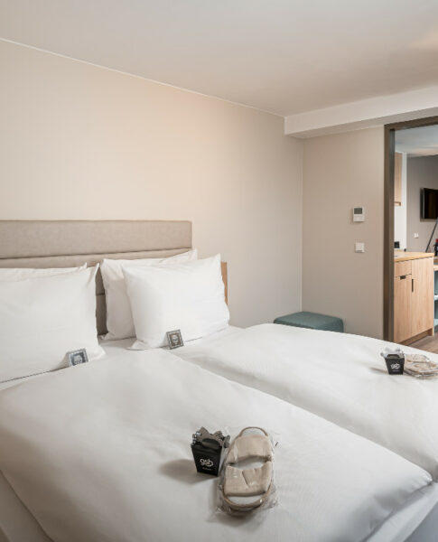 Großes Doppelbett in einer Suite im elaya hotel oberhausen