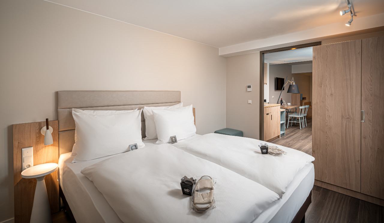 Großes Doppelbett in einer Suite im elaya hotel oberhausen