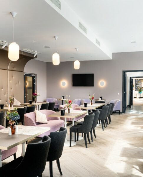 elaya-hotel-regensburg-city-center-restaurant-fruehstueck-bestuhlung Frühstücksbereich im elaya hotel regensburg city center