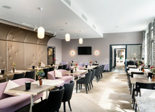 elaya-hotel-regensburg-city-center-restaurant-fruehstueck-bestuhlung Frühstücksbereich im elaya hotel regensburg city center