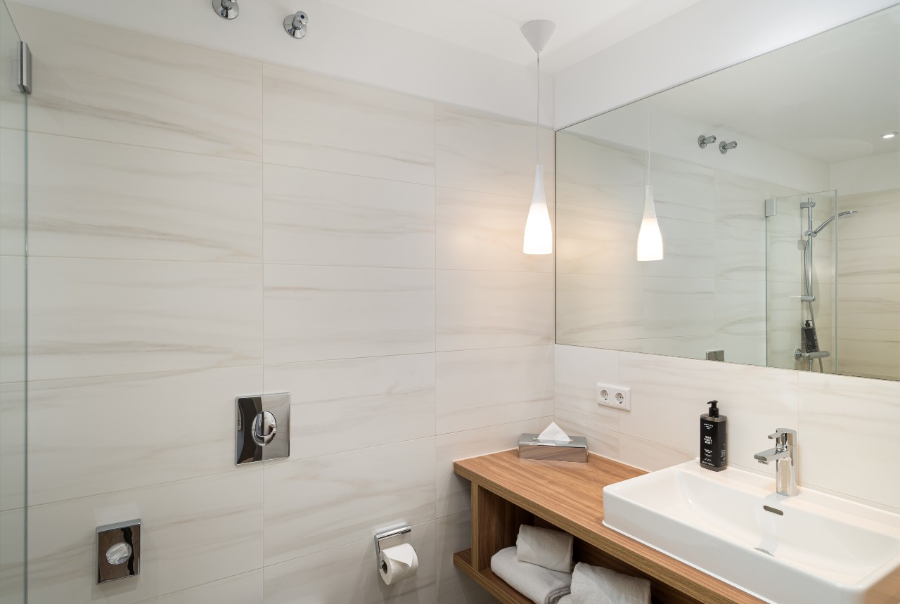elaya-hotel-regensburg-city-center-standard-doppelzimmer-badezimmer Modernes Badezimmer im elaya hotel regensburg city center